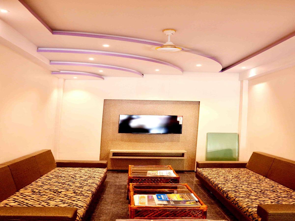 Oyo 2403 Hotel Aamantran Avenue Ujjain Exterior photo